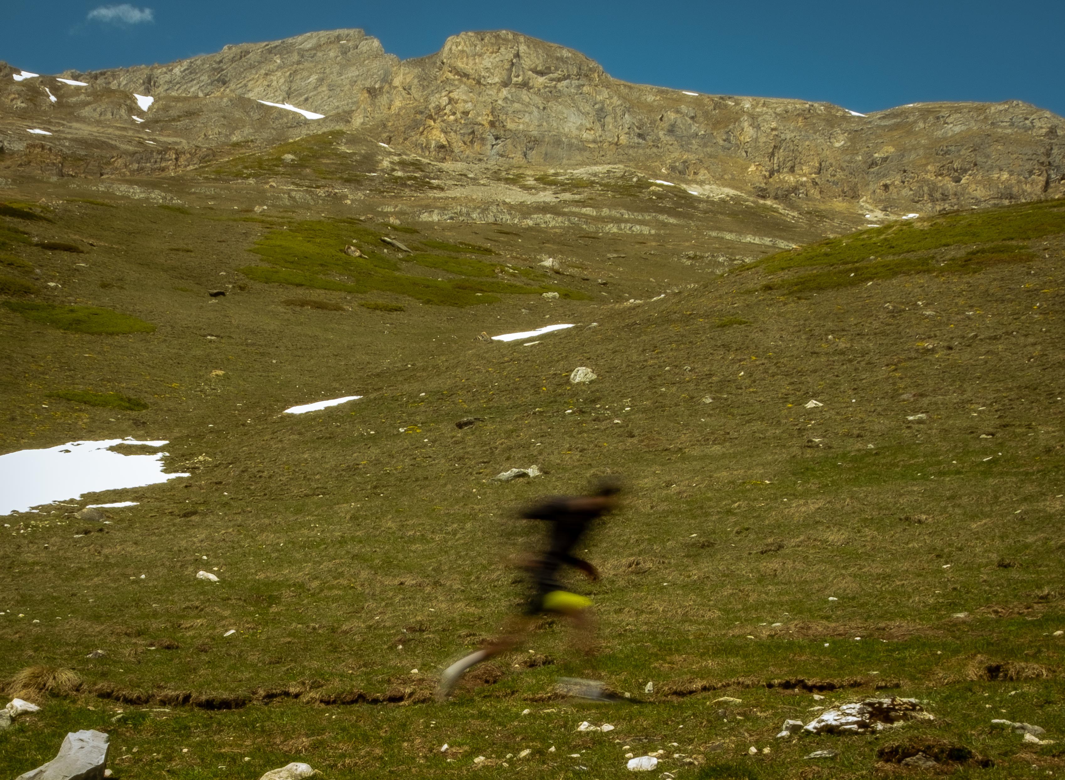 Bilde av en person som løper i fjellet