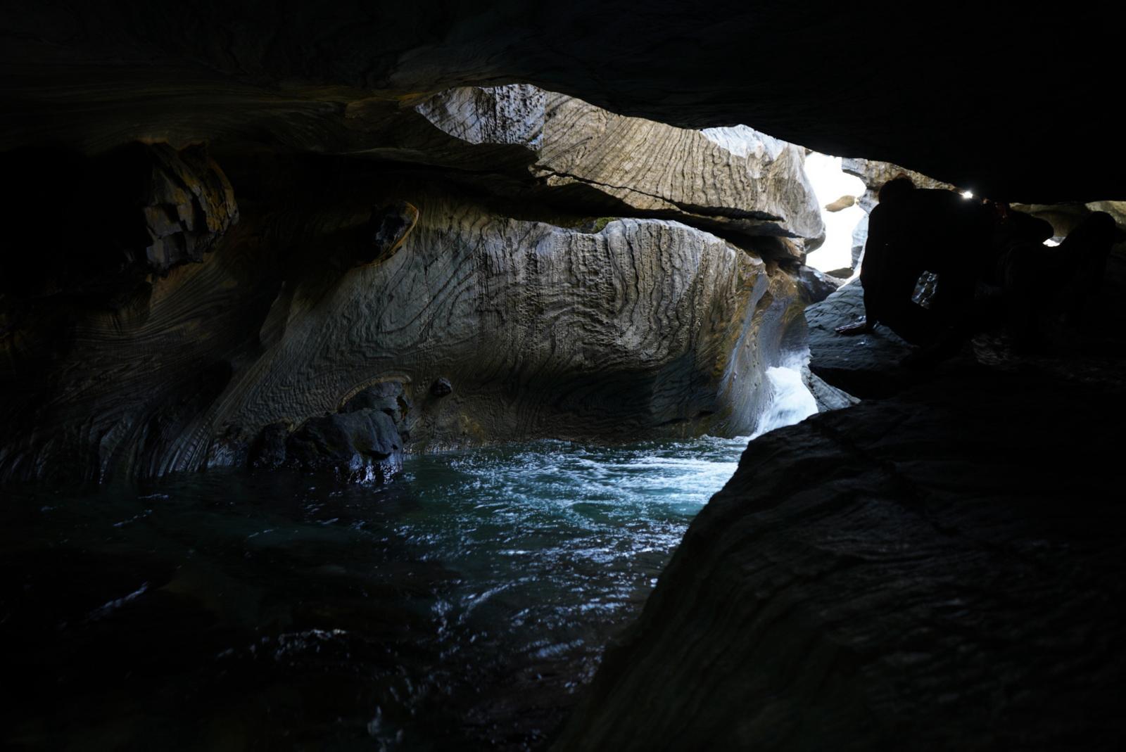 Vann i en grotte